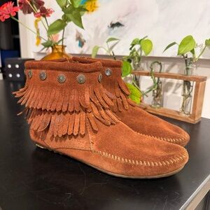 Minnetonka Double Fringe Side Zip Ankle Boot Brown 6